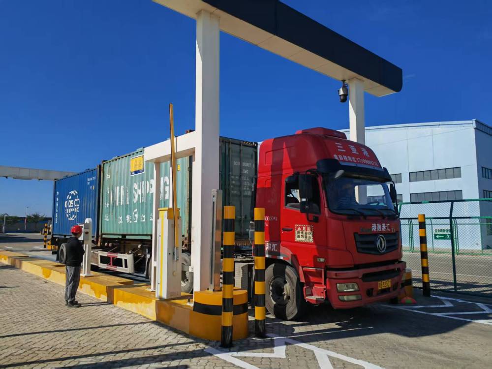 　　2025年12月18日，在三亚港“二线口岸”南山港区海关查验场，第一批出岛货物顺利通关。新华社记者 刘博 摄