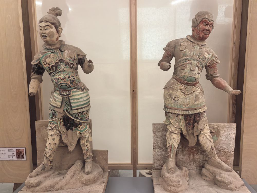 中国雕塑家何鄂整理临摹作品——莫高窟第194窟天王像。新华社记者 任延昕 摄