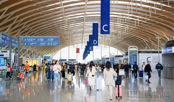今年以来，上海国际航空运输市场发展势头良好，图为繁忙的浦东机场航站楼（善见/摄）