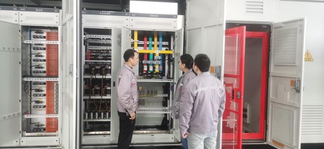 赵长顺在车间指导设计员处理问题。受访者供图