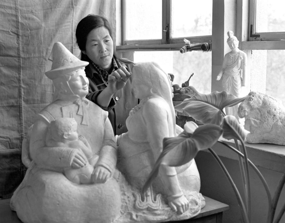 图为何鄂在雕塑《和睦》。新华社记者 张生贵 摄（1985年5月7日发）