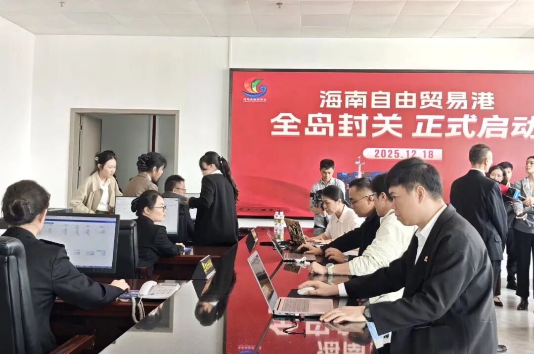 图为:现场工作人员正在有序办理报关手续