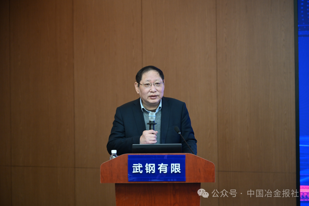 图为石洪卫主持会议