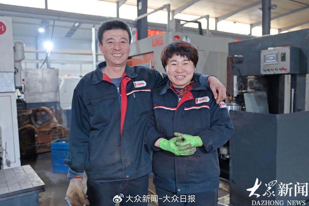 王东杰和申海欣来自河北，俩人都是数控机床工人，经过打拼，前几年在老家盖了别墅，还买了汽车，日子过得踏实又红火。