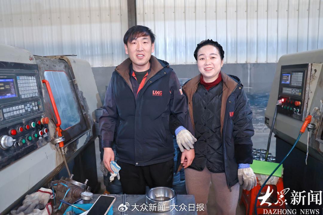 王学健和鲍迎会来自河北，他们在同一个车间工作，平时可以互相照应互相帮助。