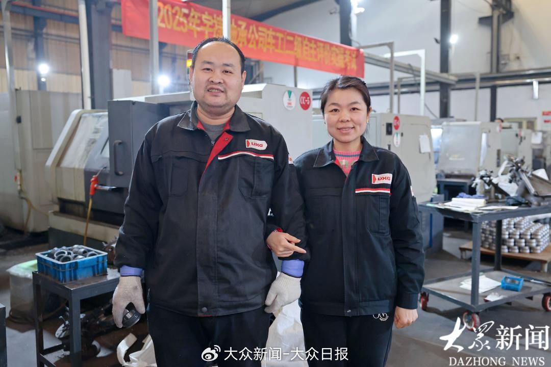 卢清华和田燕来自河北，在同一个车间做质检和操作设备，他们希望通过努力，在各自岗位上能更上一层楼。