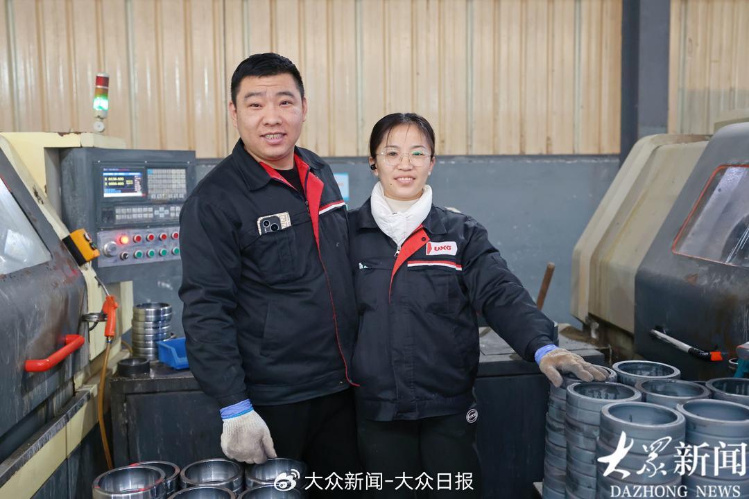 蒋佳鹏和鲍红丽来自河北，一起在厂里工作了十余年，愿以后携手继续在各自岗位上发光发热。