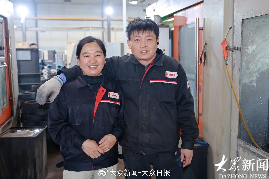 蒋传军和赵娜来自河北，在同一个车间工作，日常工作中不仅是夫妻，更是很好的工作搭档。