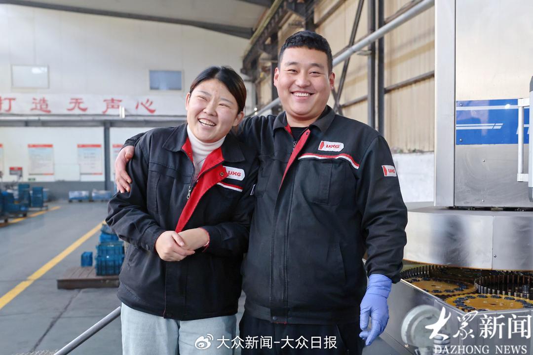 刘延革和胡潘春来自河北，工作稳定且彼此支持，育有两个孩子，家庭和睦幸福。