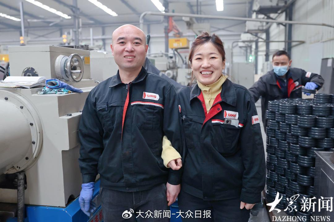 张延奎和王海英来自河北，他们在同一车间工作，两人并肩作战共同撑起一片天。