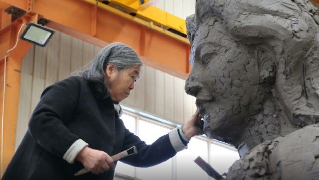 何鄂在进行雕塑创作。新华社发