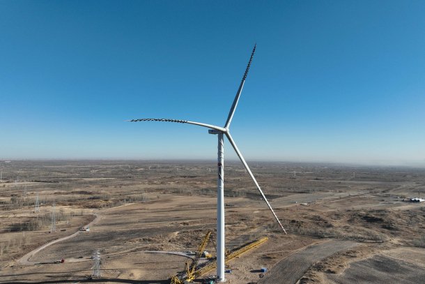 图为首台风机吊装完成