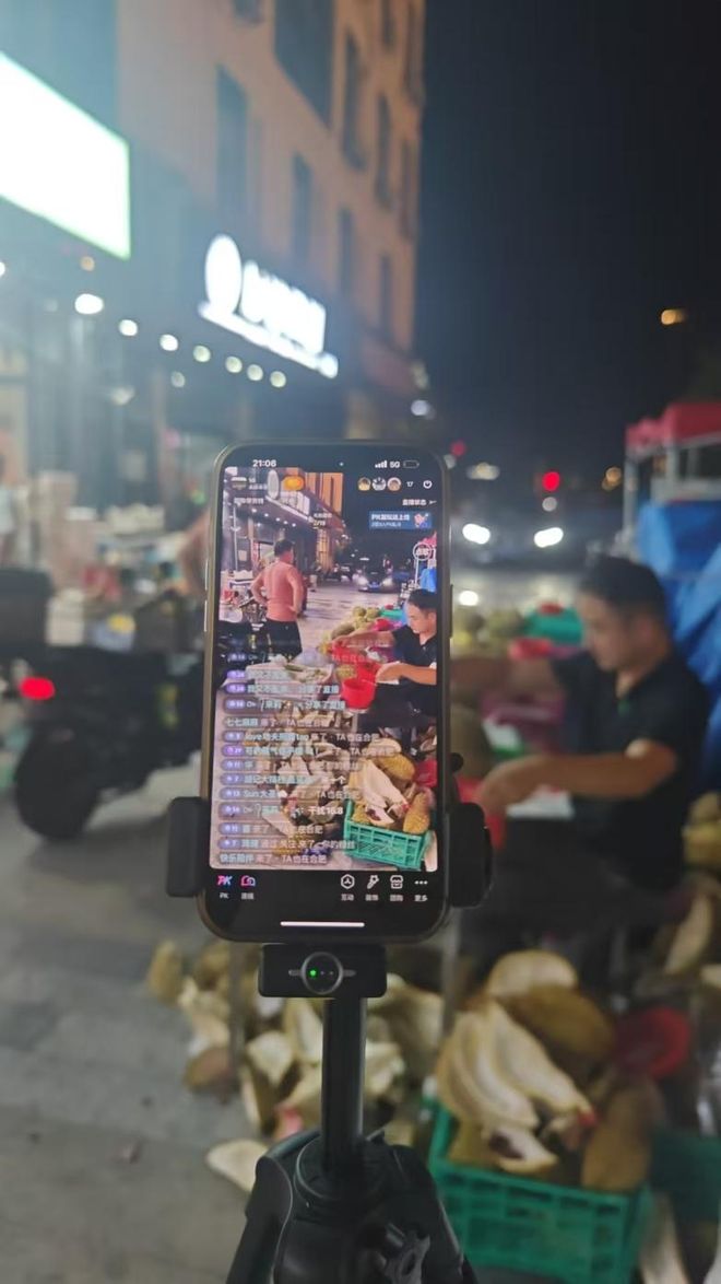 李勇进用抖音直播卖水果。受访者供图