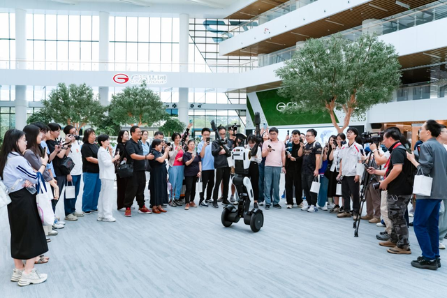 （第四代具身智能人形机器人GoMate Mini吸引市民围观。广汽集团供图）