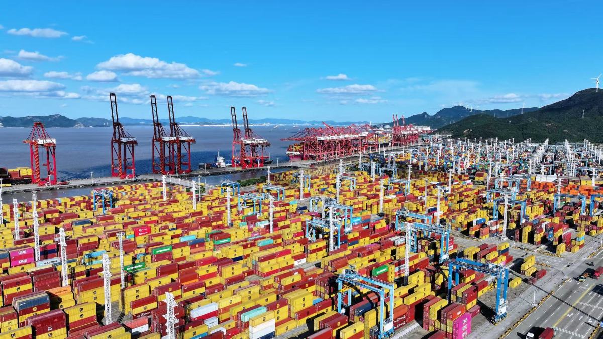 宁波舟山港作业景象。通讯员 吴梦凯/摄