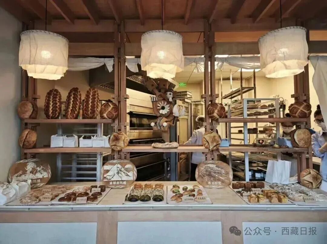 图为上海市面包烘焙店铺以西藏江孜青稞为原材料研发的青稞面包、青稞咖啡等。（资料图）