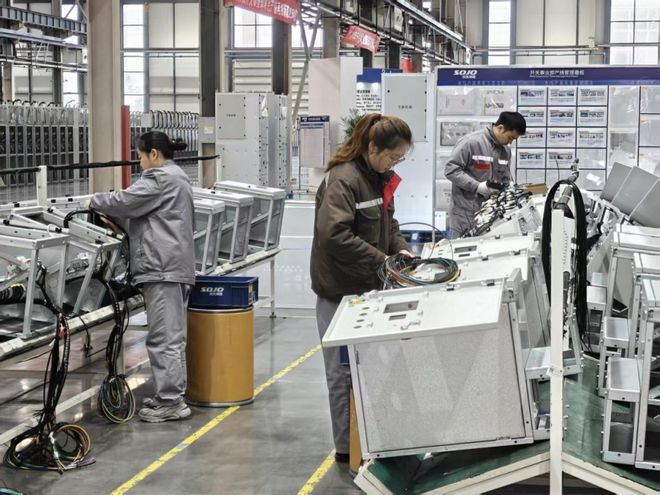 双杰电气生产线工人。受访者供图