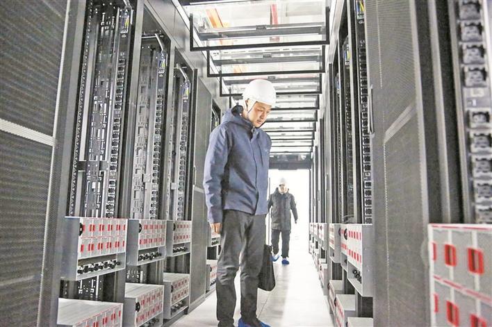 12月16日，双河中树云智算科技有限公司内，工作人员在查看设备运行情况。 兵团日报常驻记者 雷蕾 摄