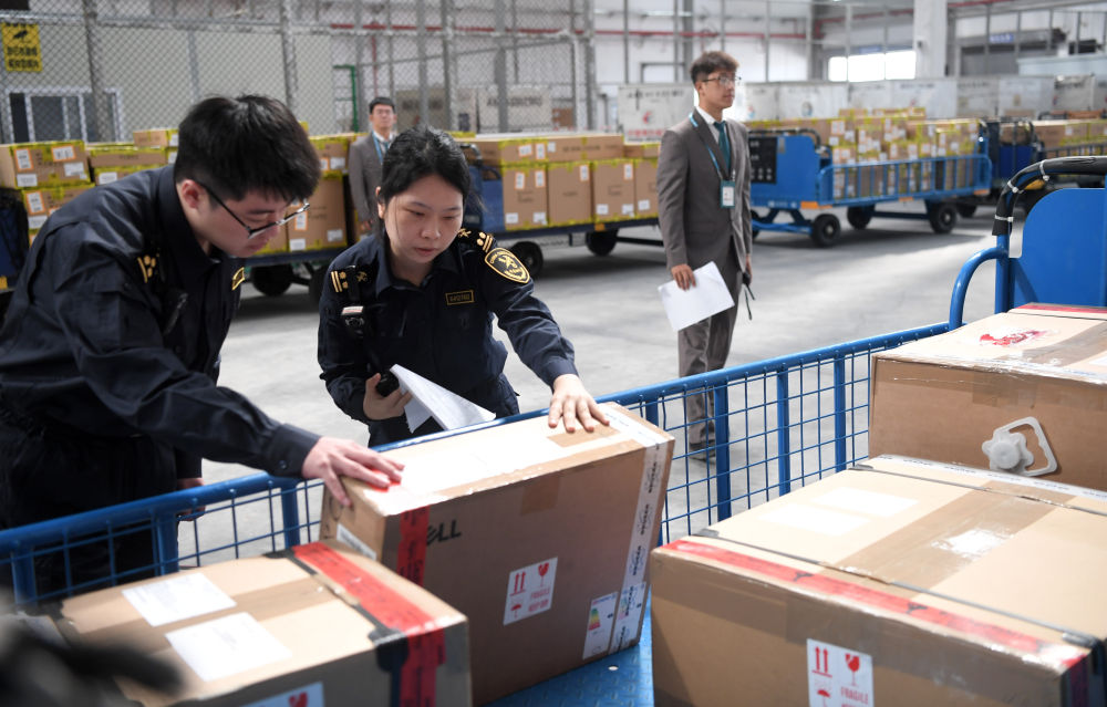 　　2025年12月18日，海关工作人员对三亚航空口岸第一批“零关税”货物进行核验放行。新华社记者 赵颖全 摄