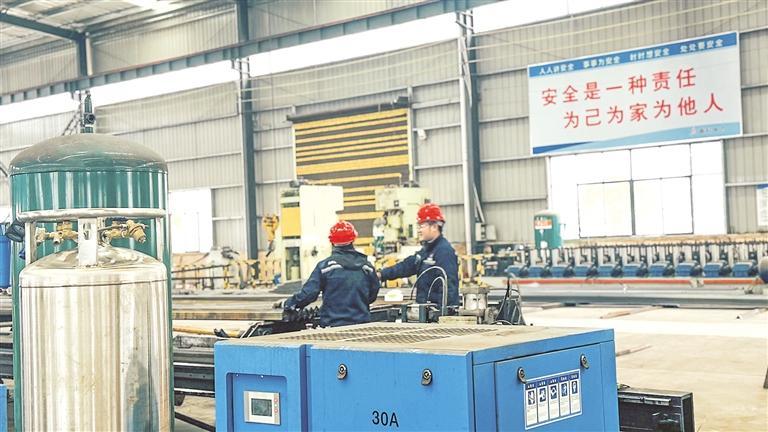 贵州鑫科电力器材有限公司生产车间。 桂榕 摄