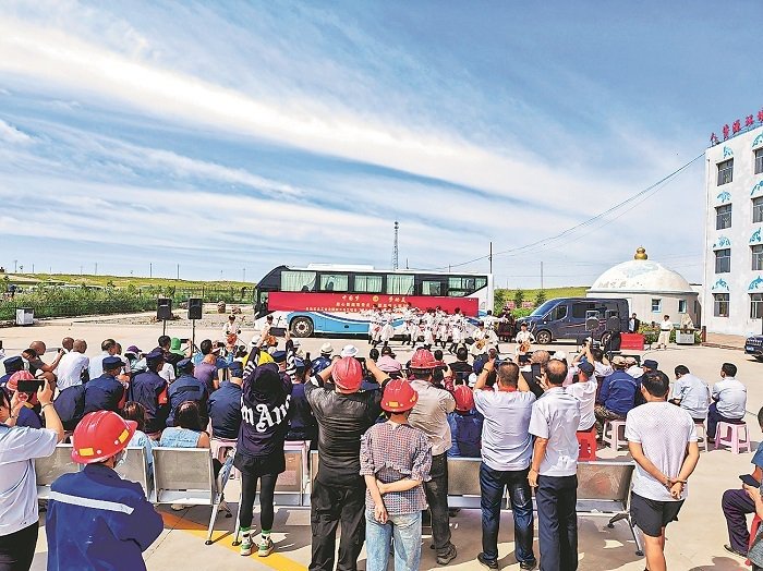 　　北疆职工乌兰牧骑演出。
