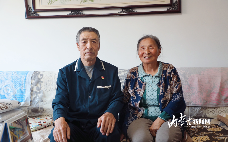 金婚夫妻相守半世纪  同桌情谊酿成一生浪漫