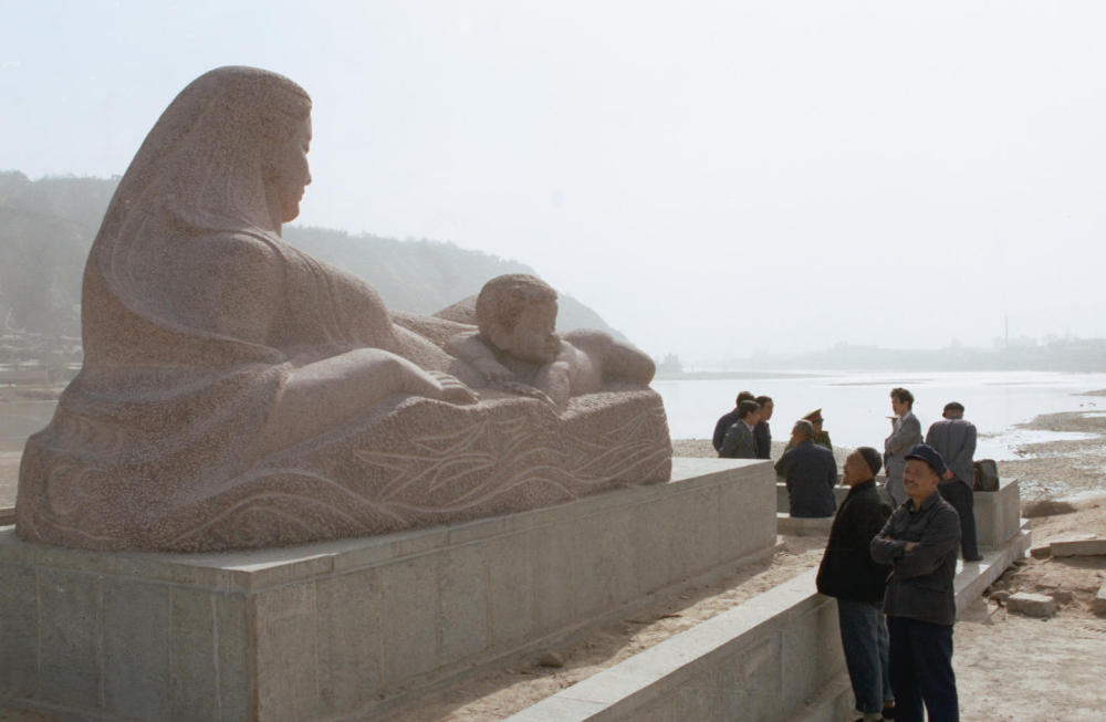 坐落在兰州市滨河中路黄河南岸的《黄河母亲》。新华社记者 李生才 摄（1986年5月21日发）