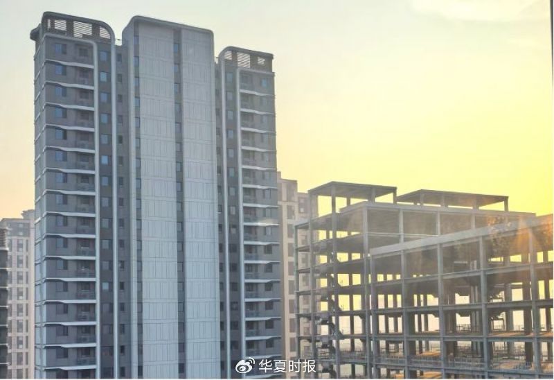左侧为丰台华曦府项目，右侧为在建写字楼。董红艳/摄
