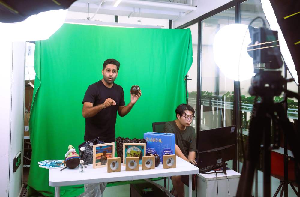 　　2025年9月22日，在海口复兴城互联网信息产业园，一名来自巴基斯坦的主播在直播间进行直播带货。新华社记者 郑悦 摄