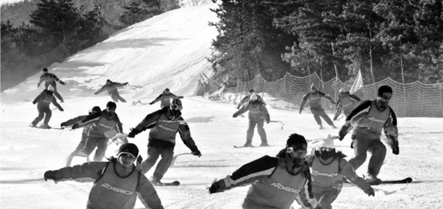 滑雪爱好者在滑雪。 受访者供图