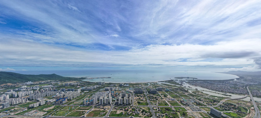 　　这是2025年7月28日拍摄的三亚崖州湾科技城（无人机照片）。新华社记者 杨冠宇 摄