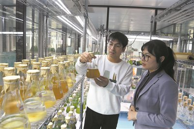 　　招行温州分行普惠金融部直营团队客户经理走访温州光语生物科技有限公司，为其提供金融服务。 蒋文广 摄