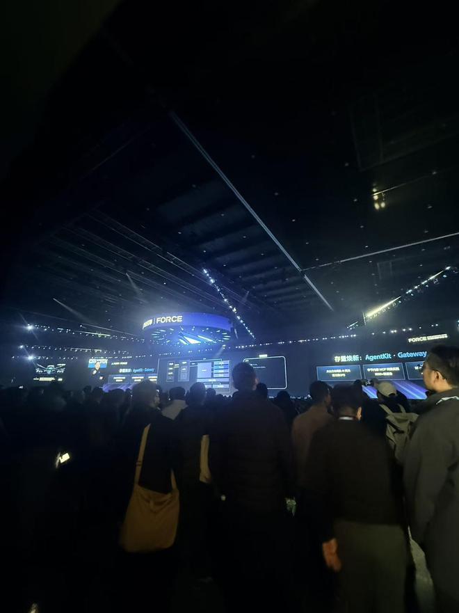 站着听的观众 图/《科创板日报》记者摄