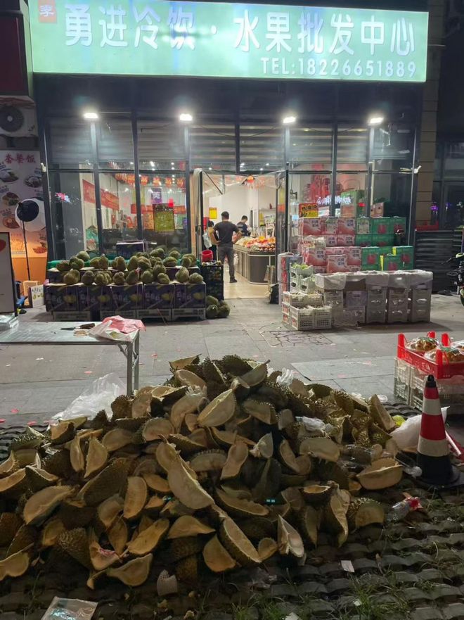今年9月的一天，李勇进水果店卖的榴莲。受访者供图