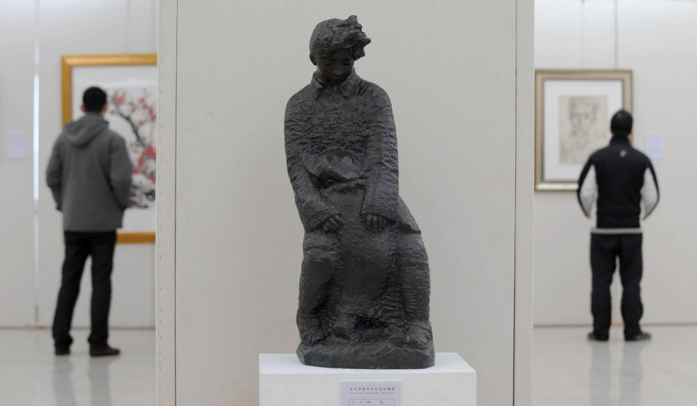 这是展出的何鄂作品《深情》（2008年1月28日摄）。新华社记者 韩传号 摄