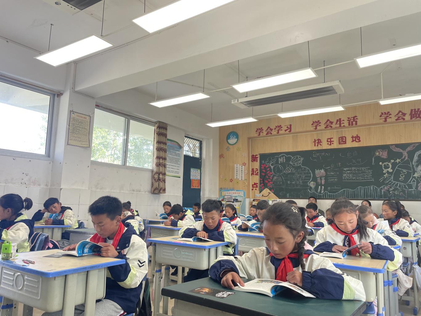 （图：拾光计划走进四川甘孜学校）