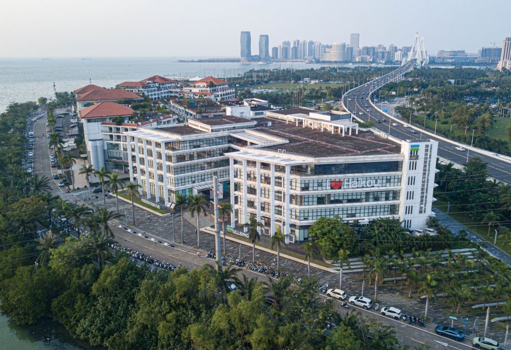 　　这是2025年11月13日拍摄的海南自贸港重点园区——海口复兴城互联网信息产业园（无人机照片）。新华社记者 蒲晓旭 摄