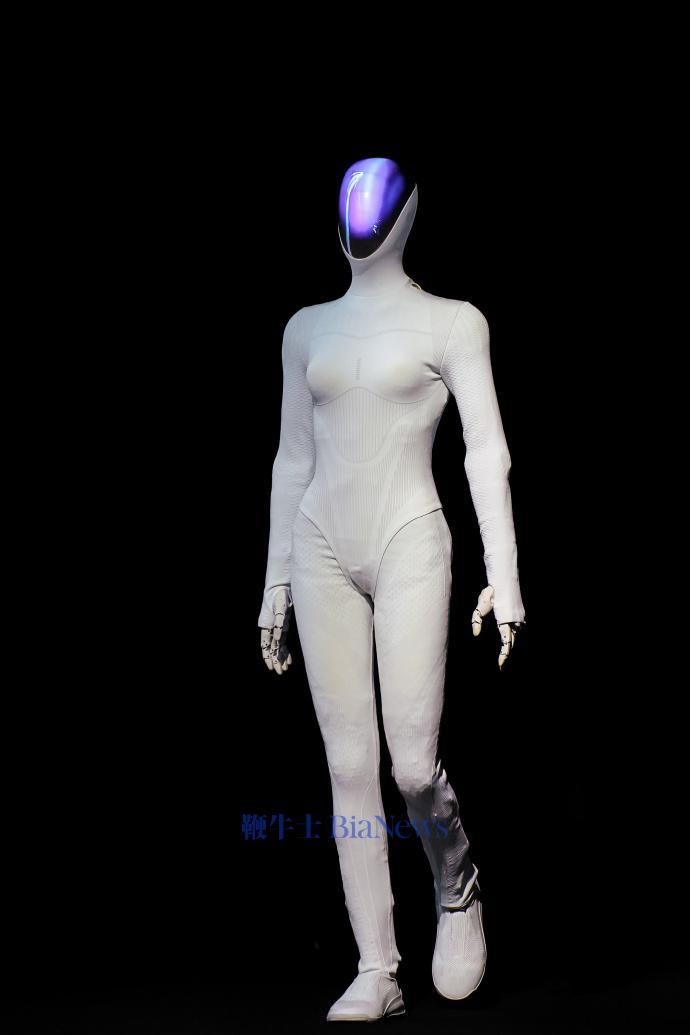 何小鹏：人形机器人只有「像」人，才能更好「学习」人