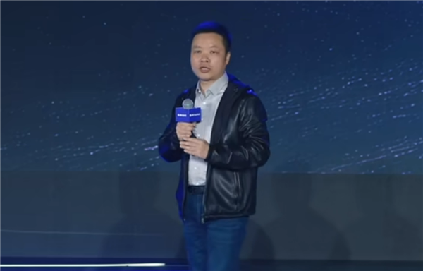 何小鹏曝光小鹏汽车“黑科技”车型：飞机被嵌入汽车尾箱  预计2026下半年登场