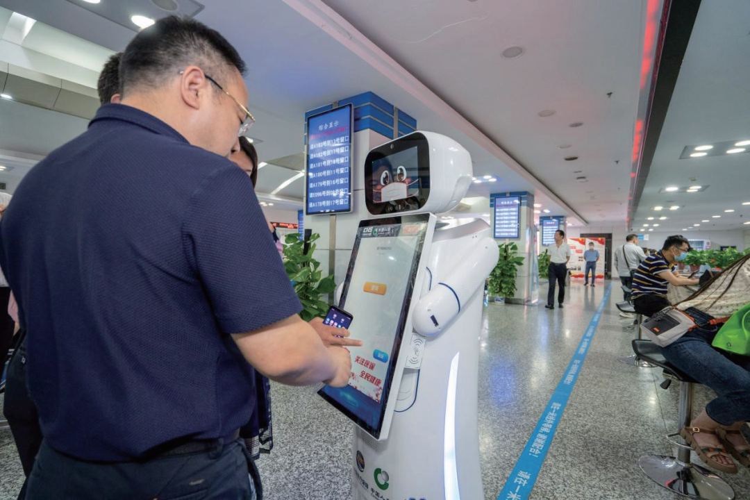 ▲南大电子智慧医保服务机器人