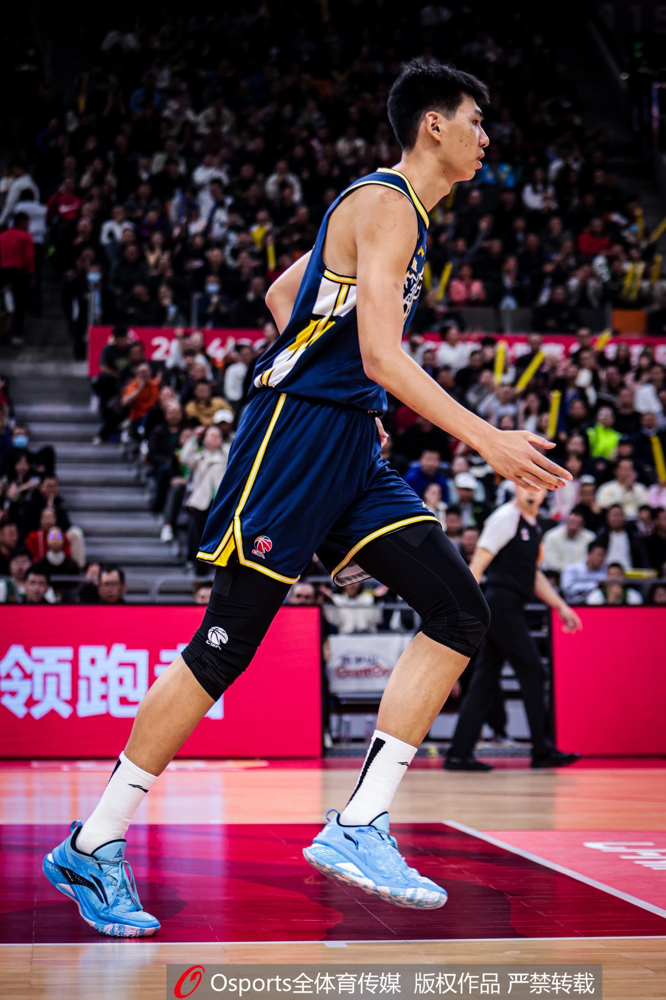 直播吧：徐昕赛后前往医院拍片 初步诊断为对抗时的硬伤