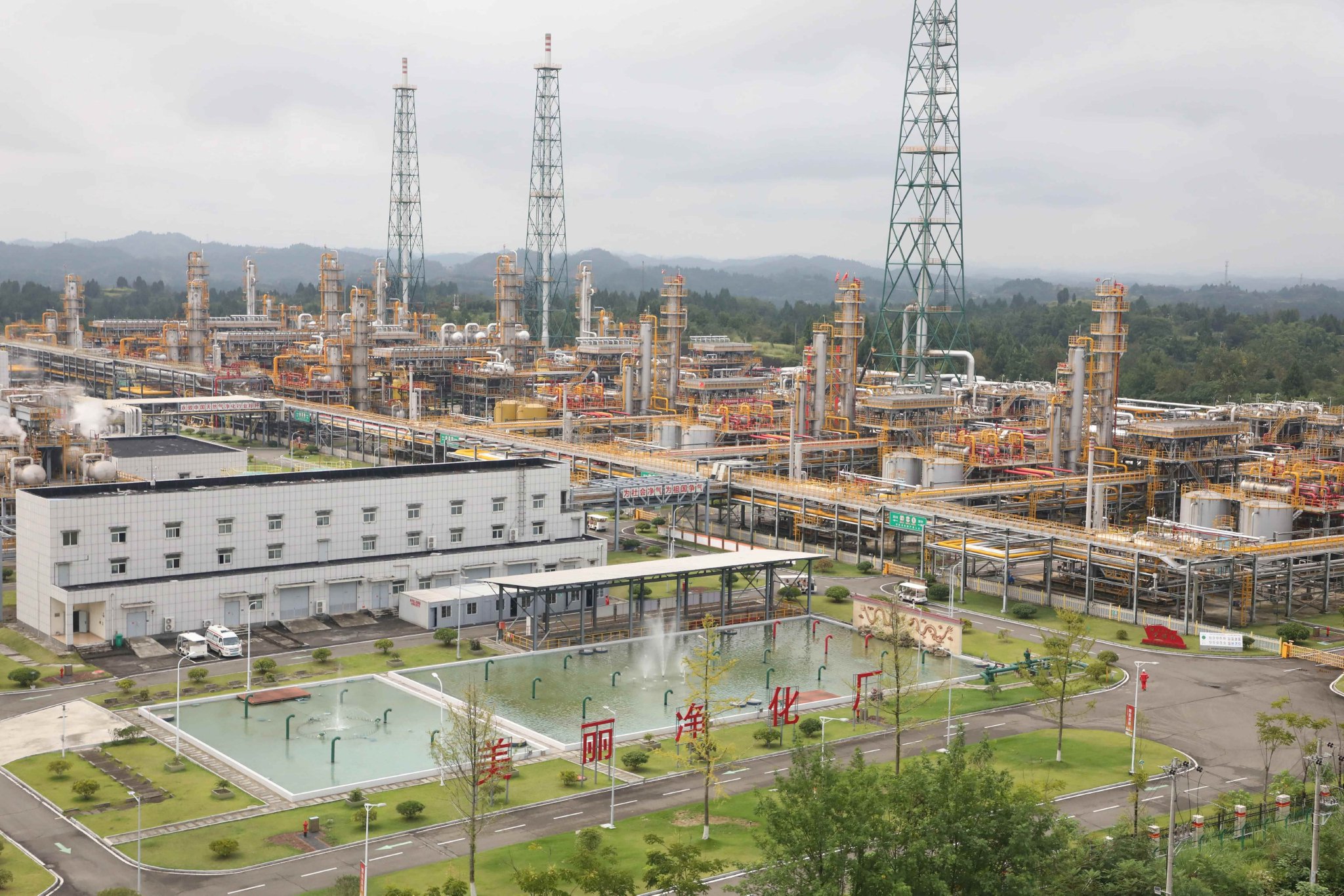 遂宁安居川中油气矿净化厂区