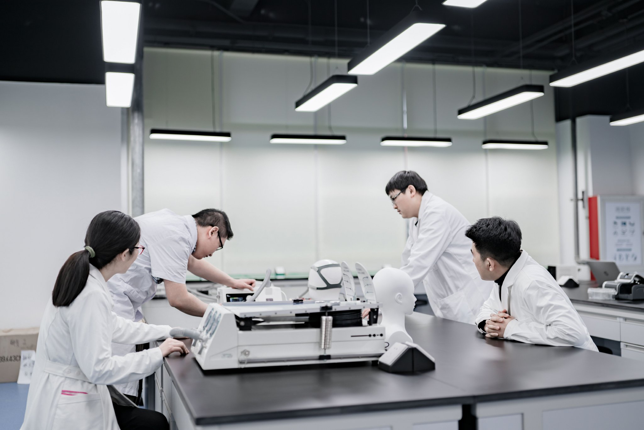 图为BMC瑞迈特的工程师进行呼吸机性能测试