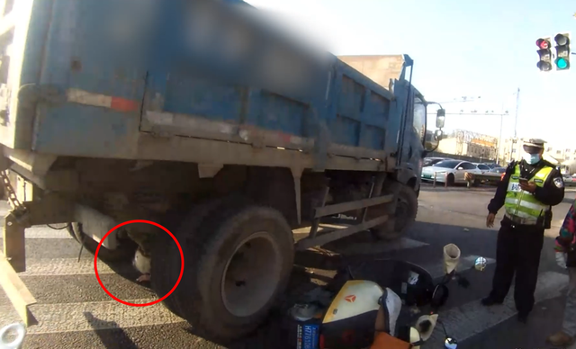 女子骑“电鸡”发生车祸被卡车碾过，这个习惯让她保住命