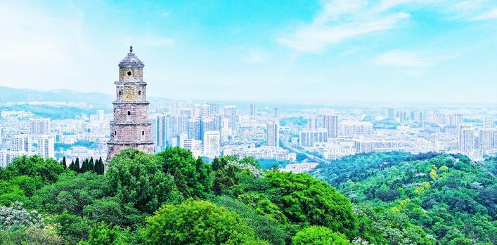 东山宝塔，见证东宝城区拔节生长、经济腾飞的时代新篇。 （陈亚楠 摄）