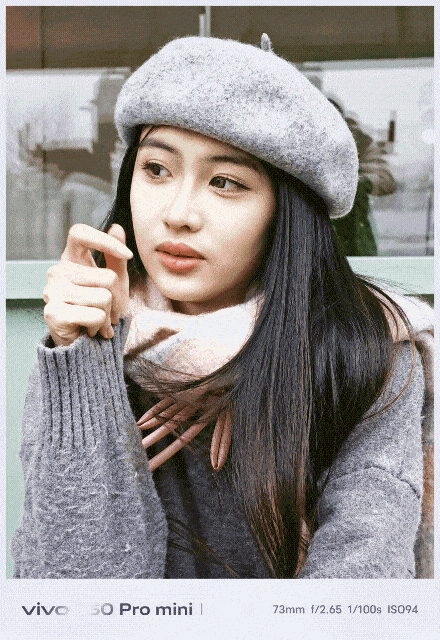 暖光照片则带着柯达胶片的浓郁与温暖,无论是在室内的咖啡馆还是室外的街角,都能营造出十分温馨的氛围感。