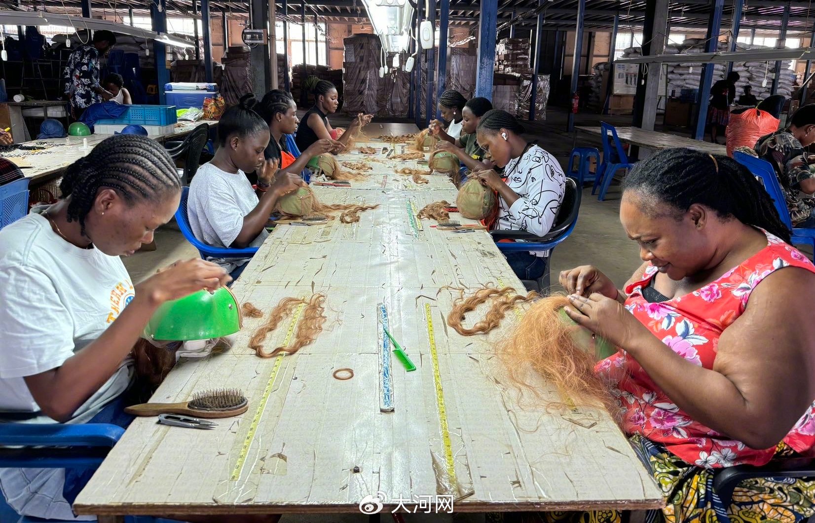 图为瑞贝卡加纳工厂工人工作场景。