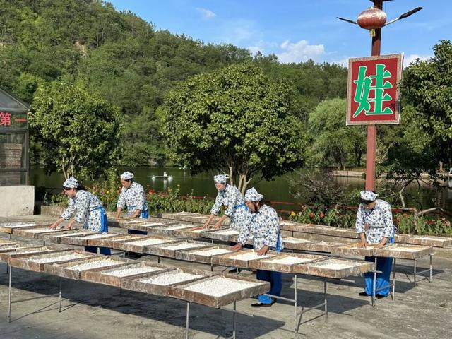 湖北葛娃食品有限公司一角（张友华 摄）