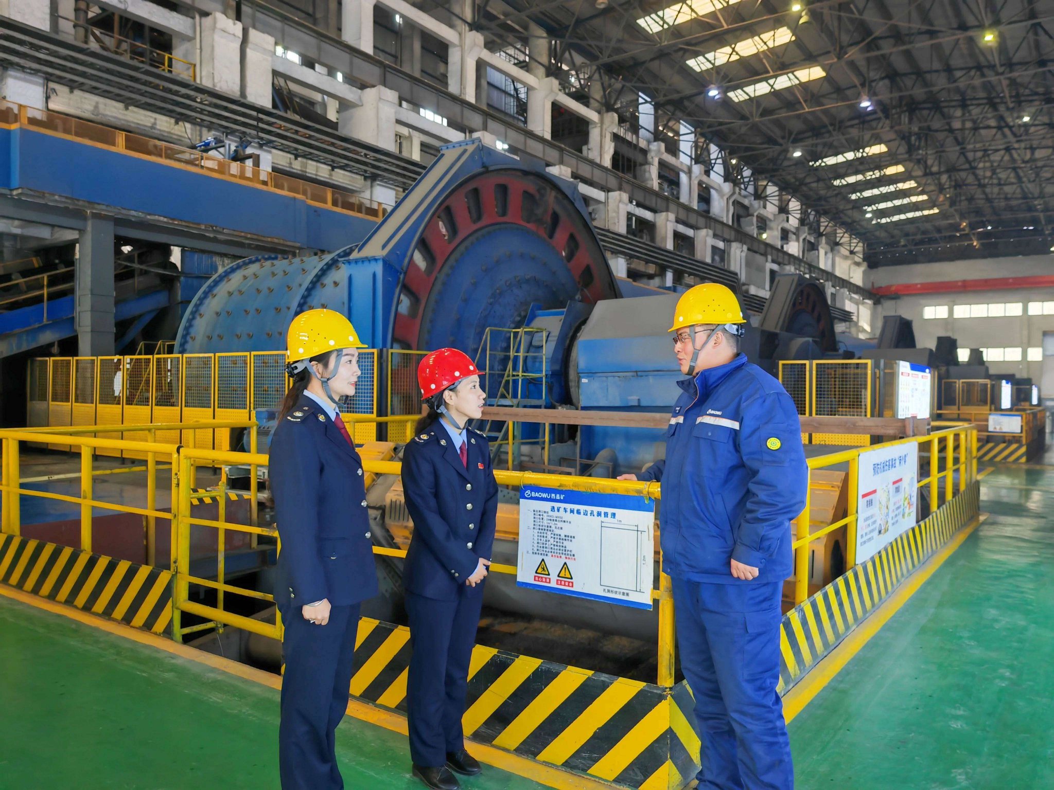 税务干部实地走访重钢西昌矿业有限公司，了解企业智能化选矿车间生产情况