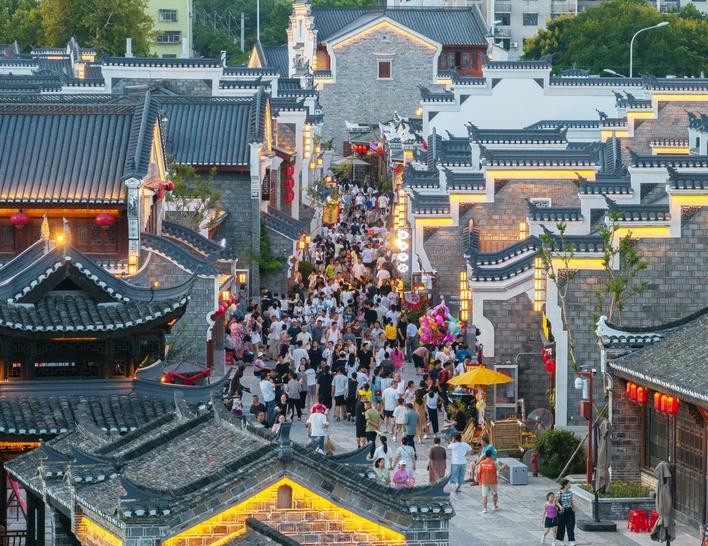 荆门民主街，华灯初上。